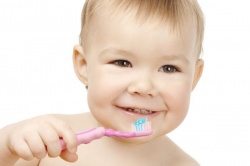 Как чистить зубы маленькому ребенку?