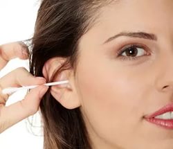Как правильно чистить уши