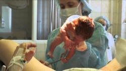 Видео как рожают ребенка