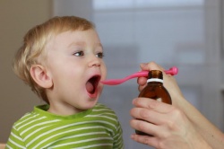 Как правильно давать лекарство ребенку?